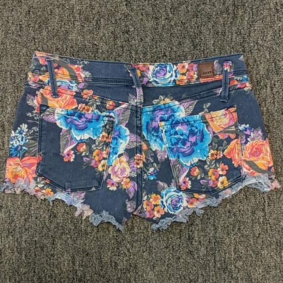 Roxy Jean Shorts Size 3/ 26 - Picture 3 of 8